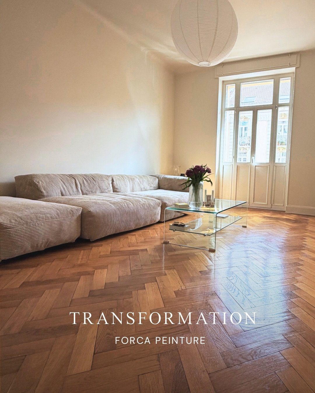 Salon rénové par Forca Peinture : murs clairs et parquet à bâtons rompus