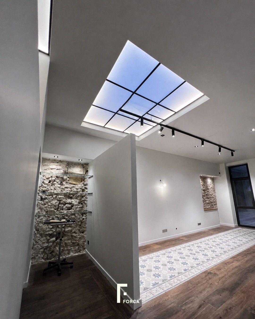 Plafond lumineux réalisé par Forca, mur en pierre et carreaux de ciment