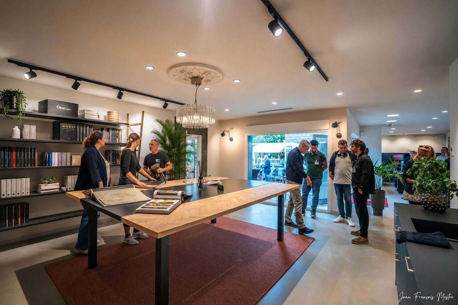 Le showroom Forca à Metz, table d'échantillons et bibliothèque de nuanciers