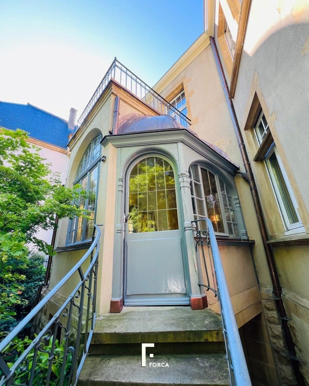 Entrée de maison bourgeoise repeinte en vert de gris par Forca